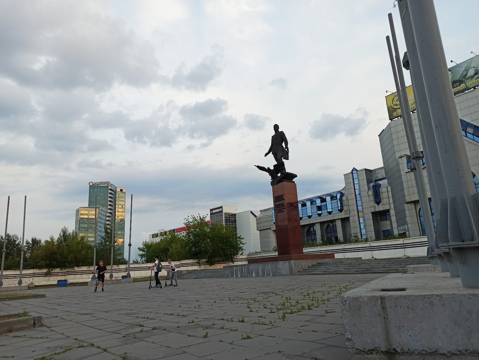Памятник Покрышкину