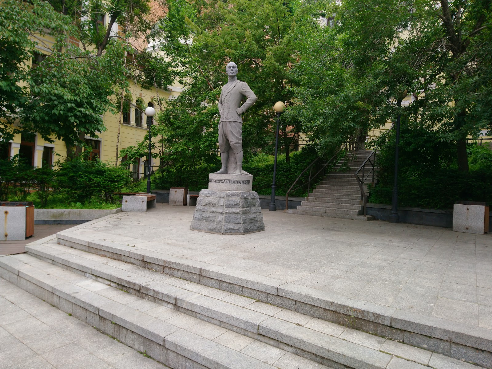 Памятник Юлу Бриннеру