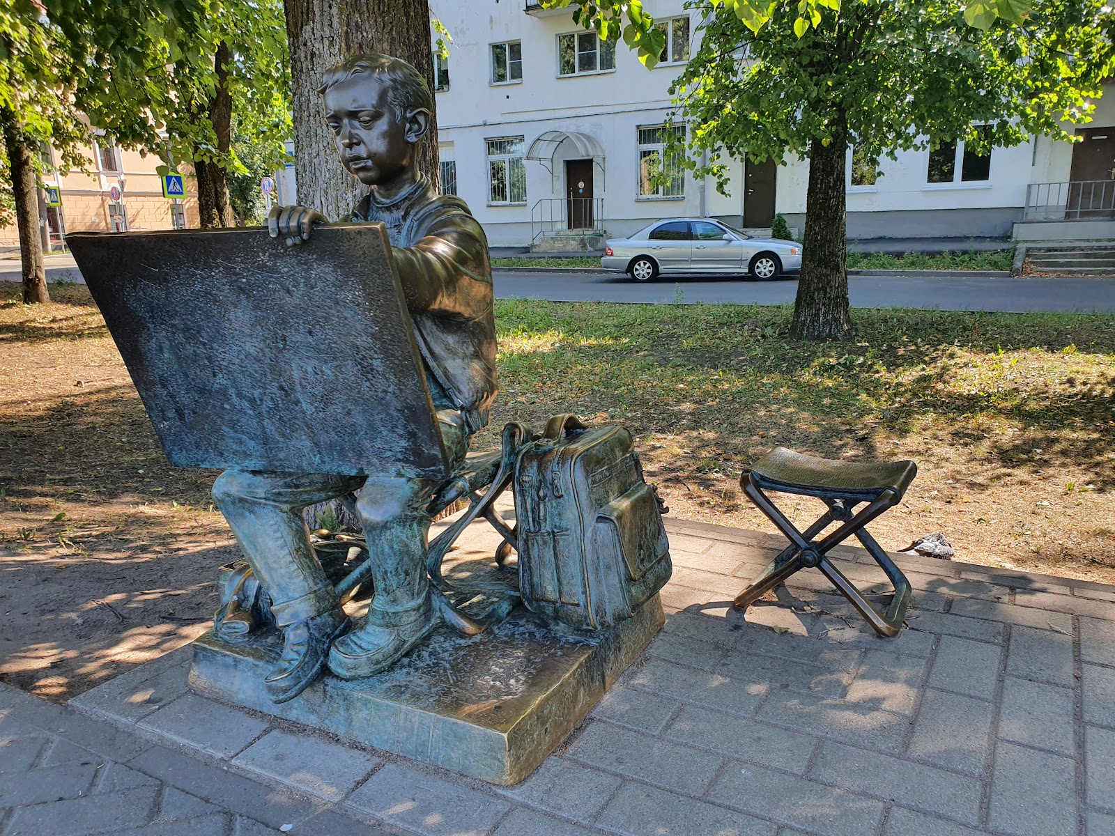 Скульптура «Рисующий мальчик»